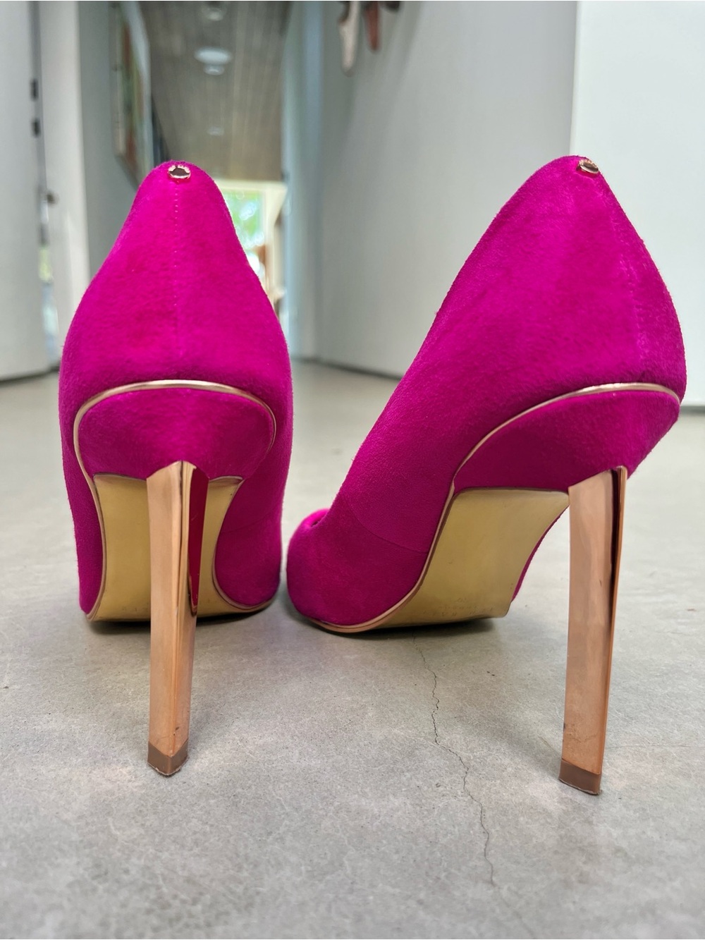 Ted Baker London Pink Suede Pumps Gold Heels Gold Toe Tips EU37